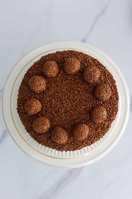 Bolo coberto de brigadeiros, visto de cima